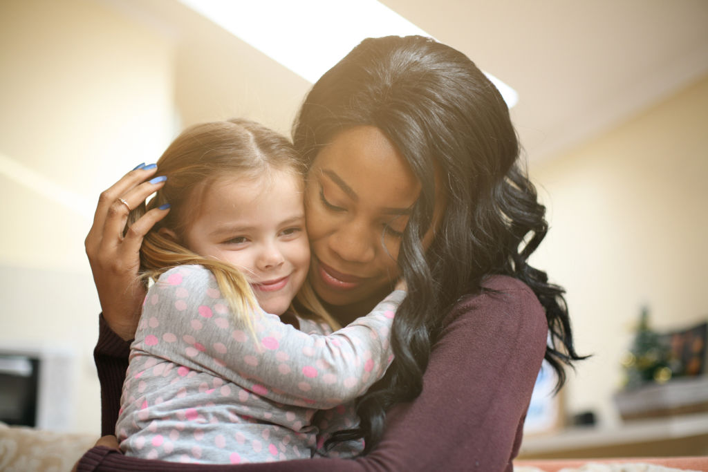Femme interagissant avec un enfant dans un intérieur