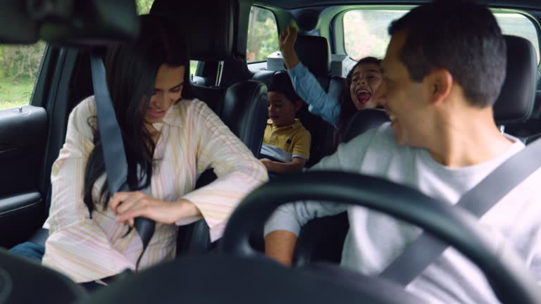 Famille heureuse dans une voiture