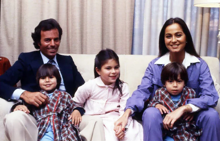 Isabel Preysler et Julio Iglesias souriants