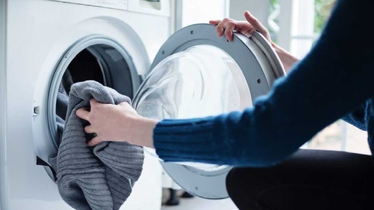 Tapis de bain placé à côté d'un lave-linge illustrant l'incompatibilité