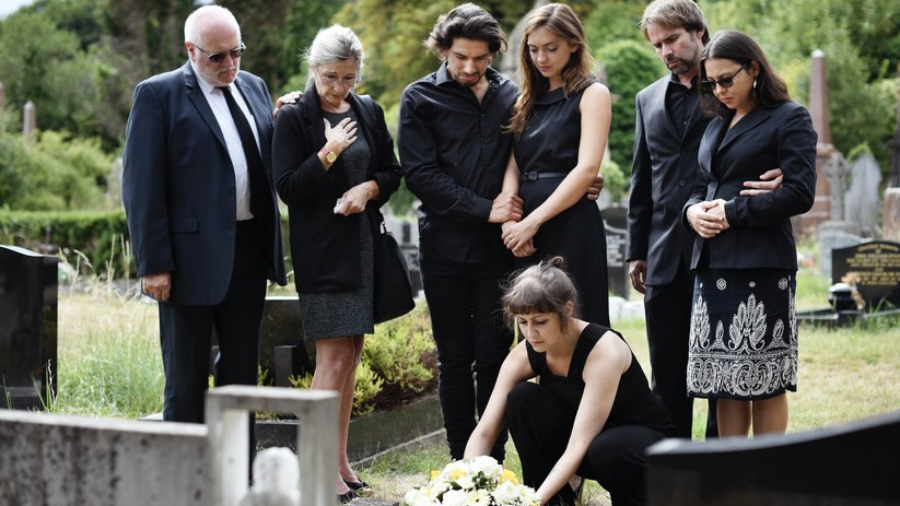 Cérémonie commémorative en pleine nature avec des participants