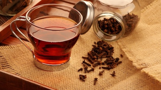 Tisane de clou de girofle dans une tasse