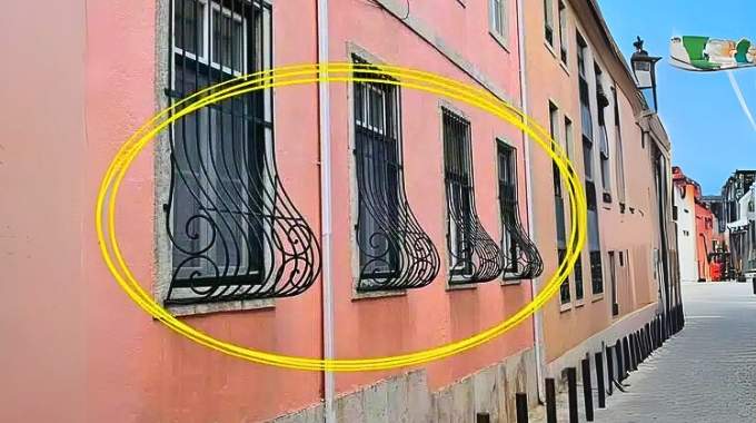 Façade traditionnelle avec des barreaux bombés caractéristiques