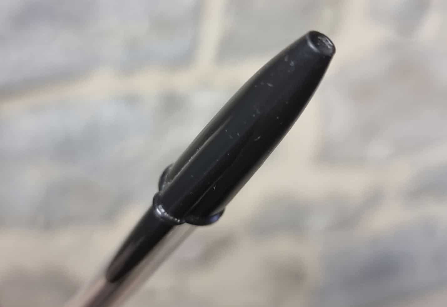 Détail du trou sur un capuchon de stylo BIC