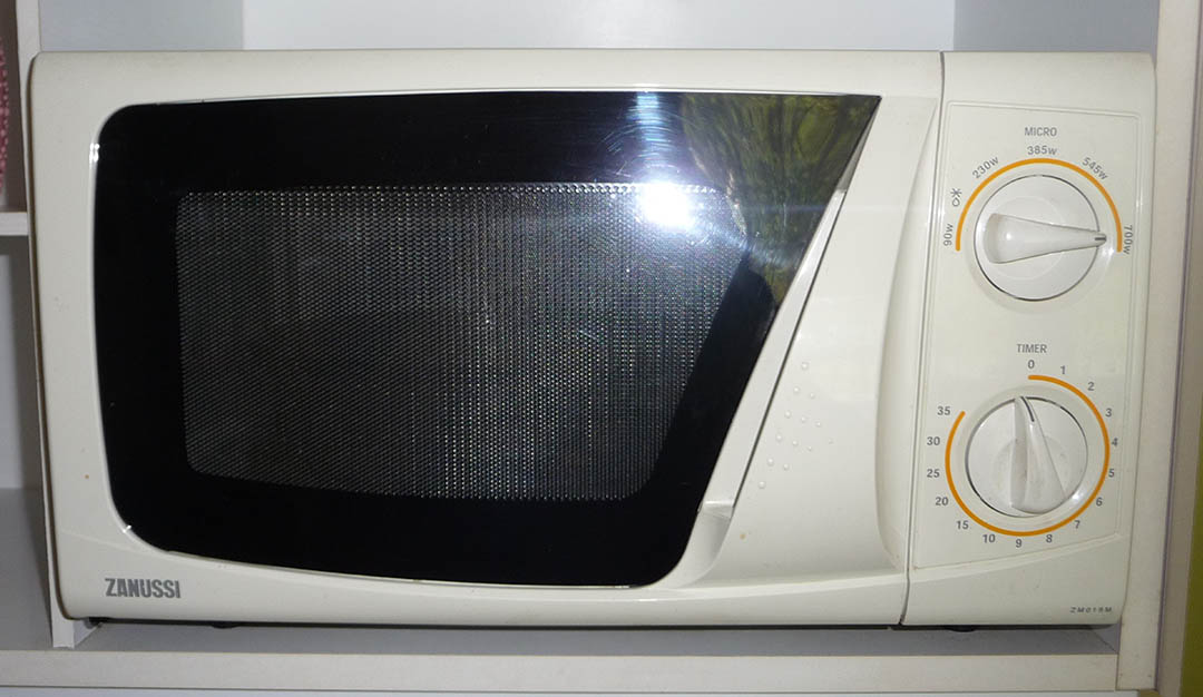 Four à micro-ondes moderne
