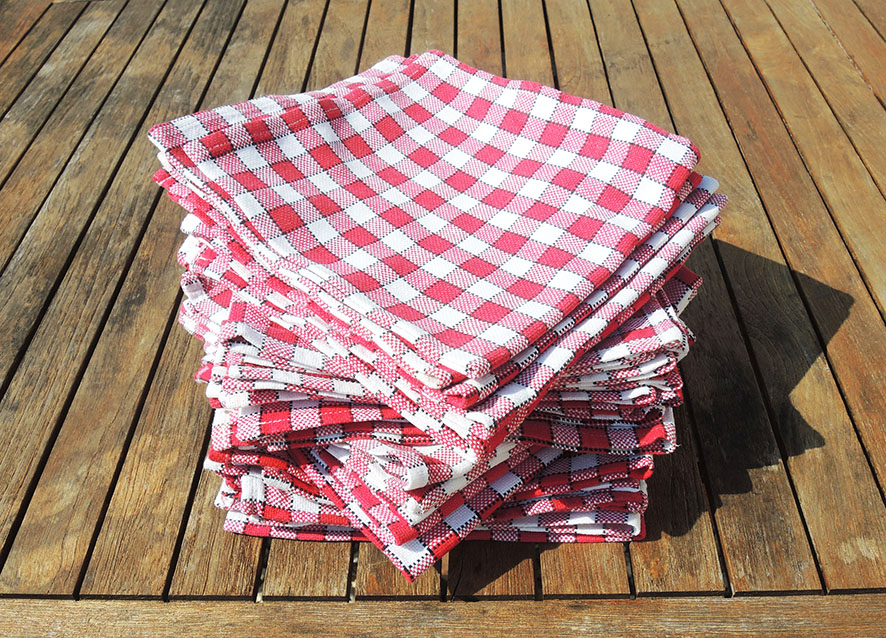 Détail de broderie artisanale sur torchon ancien