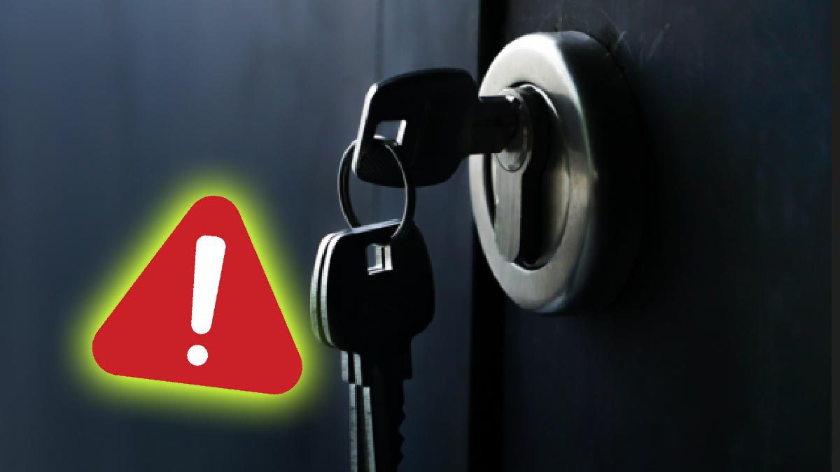 Clé positionnée verticalement dans une serrure de porte principale