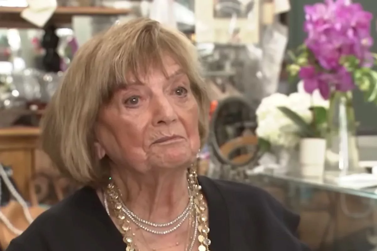 Portrait d'Ann Angeletti, une femme souriante et élégante de 101 ans.