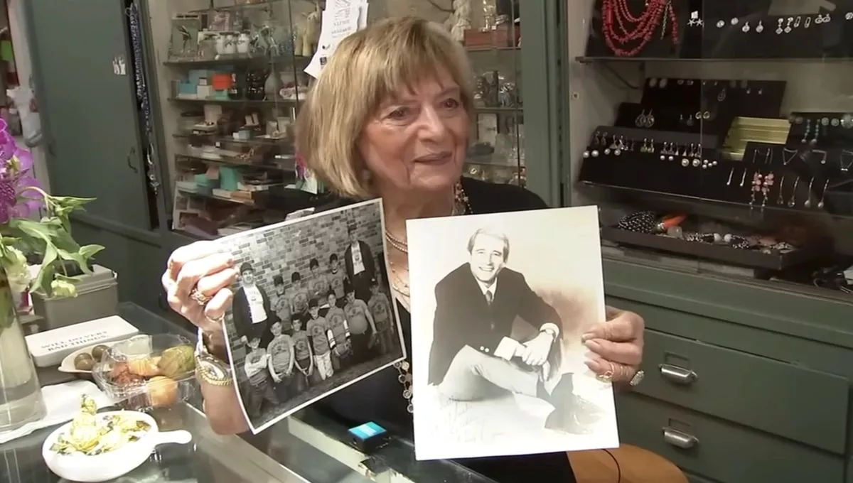 Ann Angeletti partageant un moment de complicité et un café avec une cliente dans sa boutique.