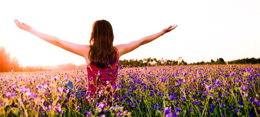 Siège design épuré dans un intérieur clair et harmonieux