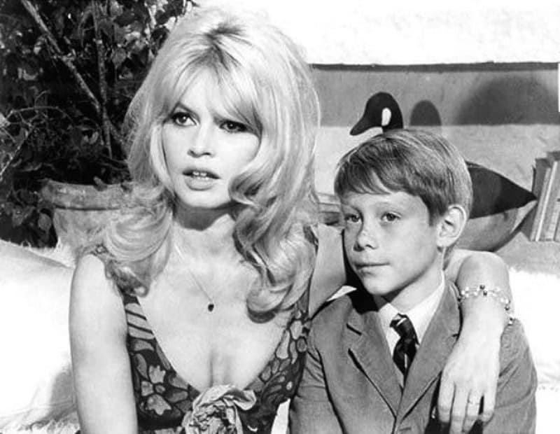 Nicolas-Jacques Charrier, jeune adulte, arborant une élégance naturelle.