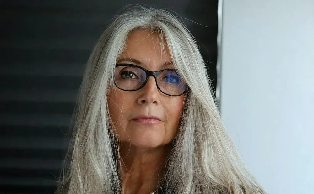 Femme utilisant avec aisance un smartphone dernier cri