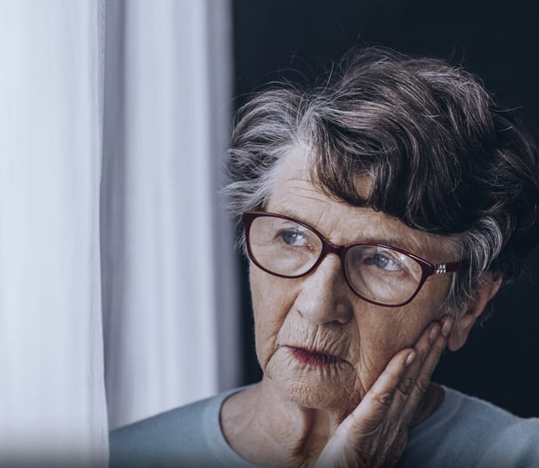 Une mère et sa fille adulte se tenant les mains, regardant dans des directions légèrement différentes, illustrant une connexion tendre mais complexe.