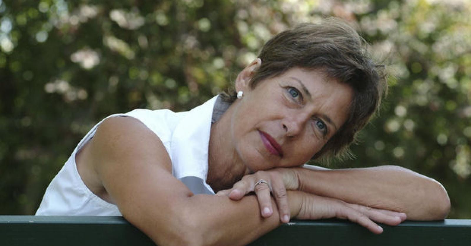 Couple complice et proche, illustrant une complicité amoureuse profonde