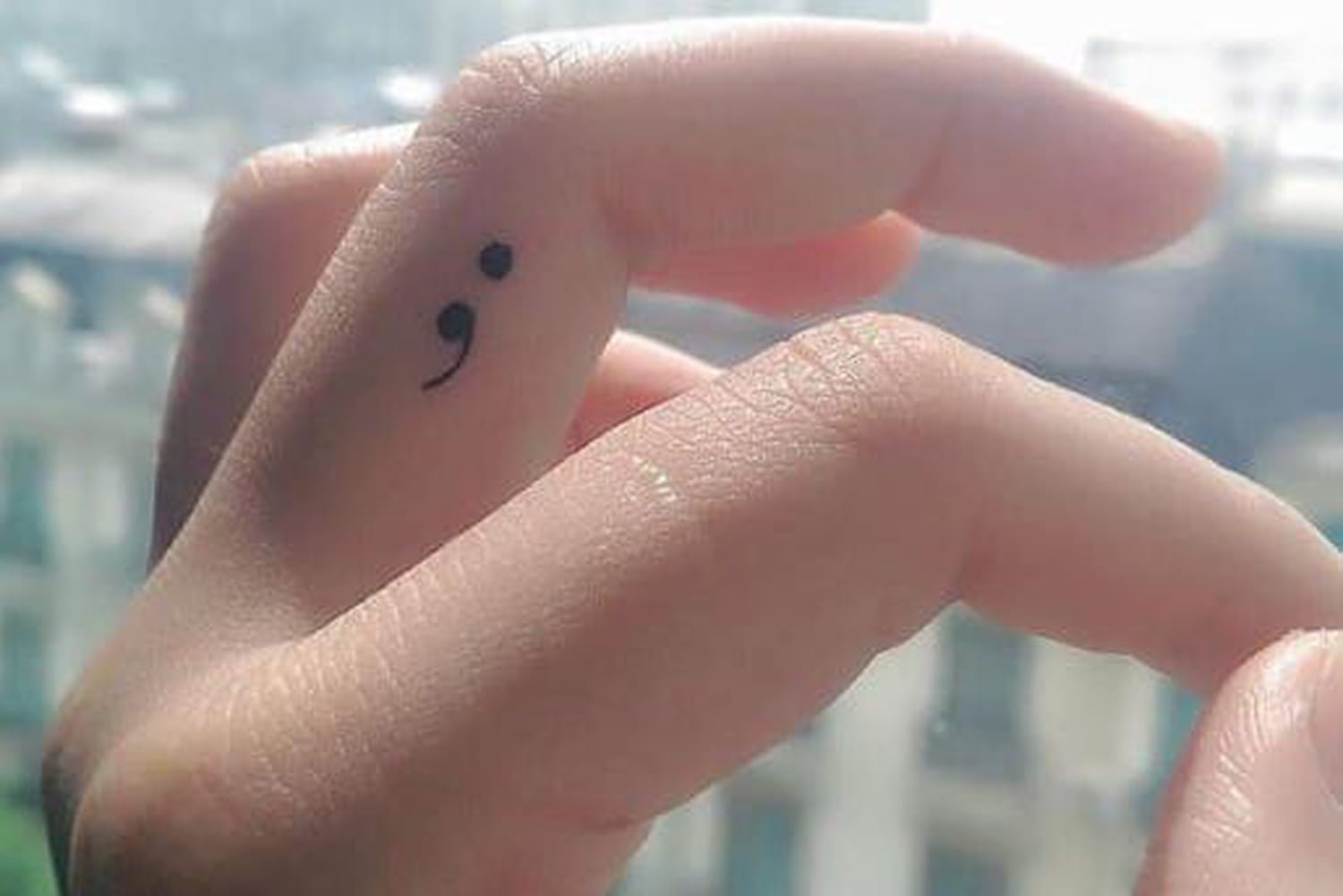 Tatouage discret sur la peau, symbole de paix intérieure