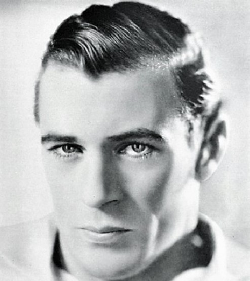 Front féminin avec une pointe en V marquée à la naissance des cheveux