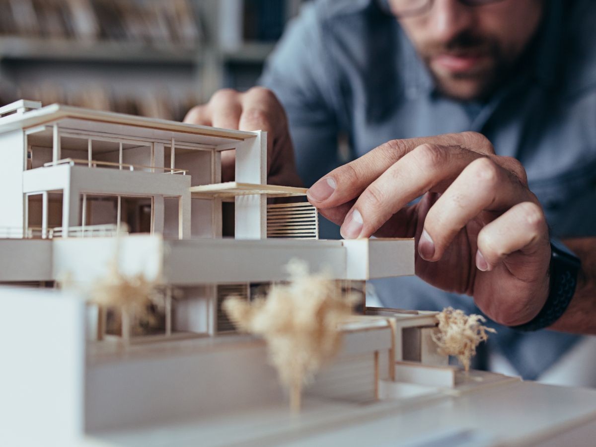 Illustration stylisée d'un développeur en train de concevoir une architecture numérique complexe