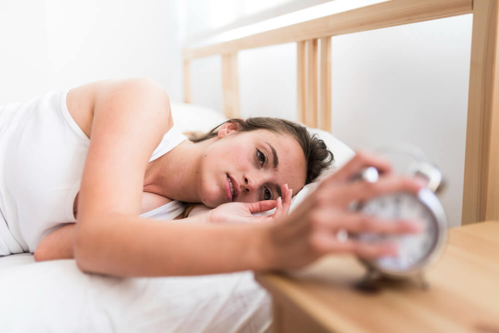 Personne tenant un carnet et un stylo, réfléchissant paisiblement