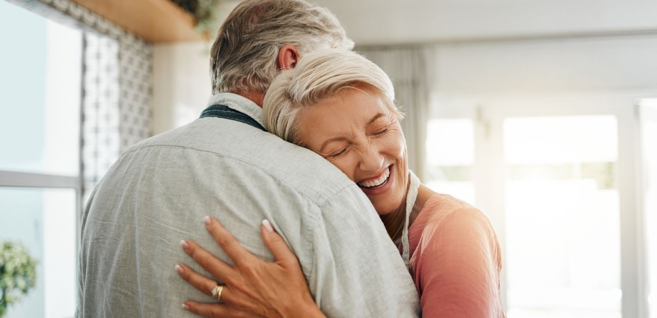 Deux personnes se soutenant mutuellement, symbolisant l'équilibre et la réciprocité dans une relation.