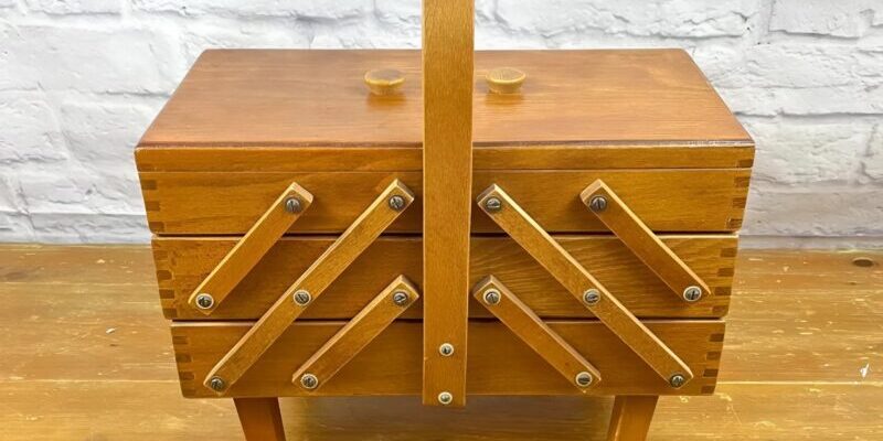 Coffret en bois ancien aux marques du temps