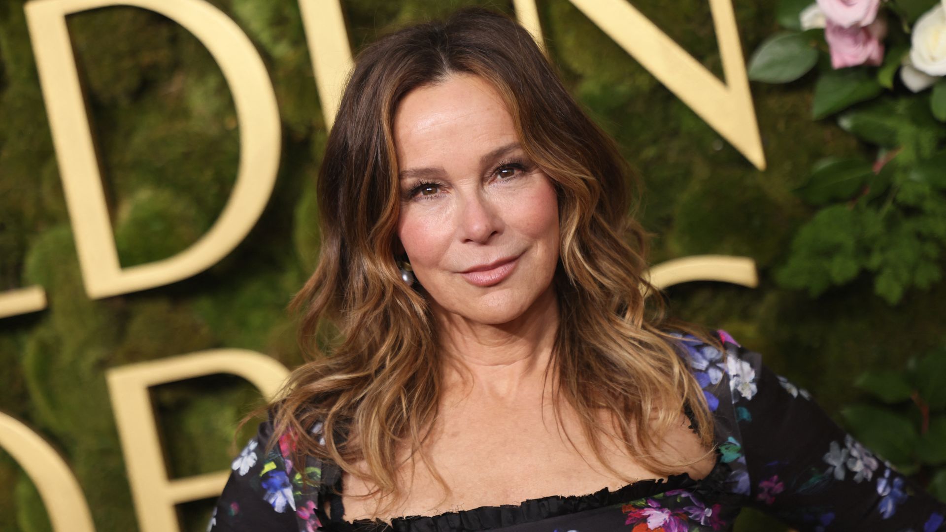 Jennifer Grey rayonnante, posant avec assurance