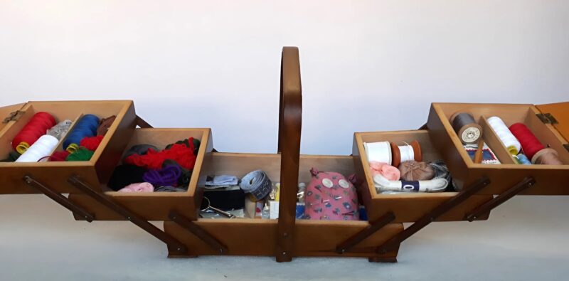 Détail du double fond secret et des trésors à l'intérieur