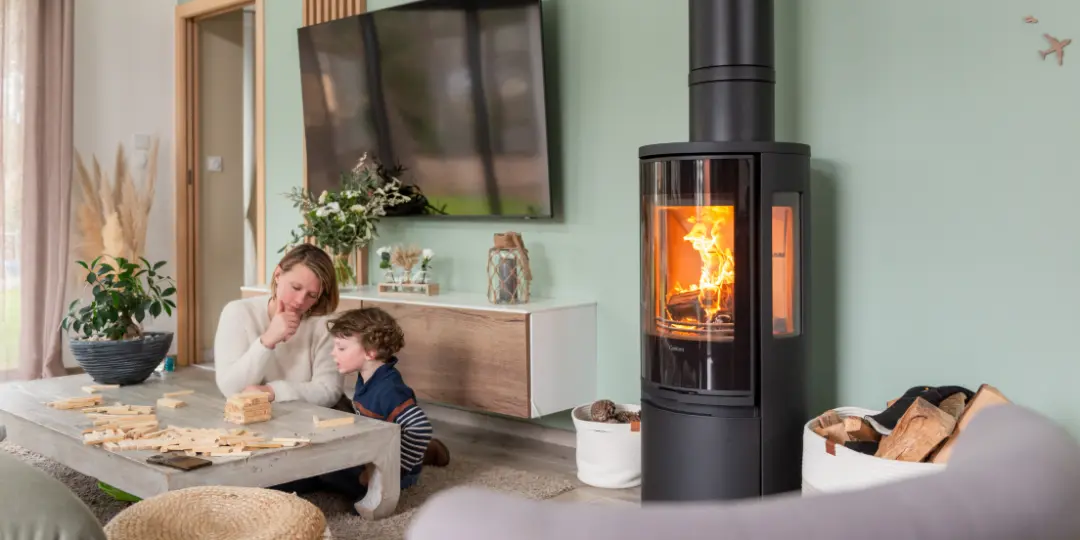 Intérieur chaleureux avec un poêle en fonctionnement