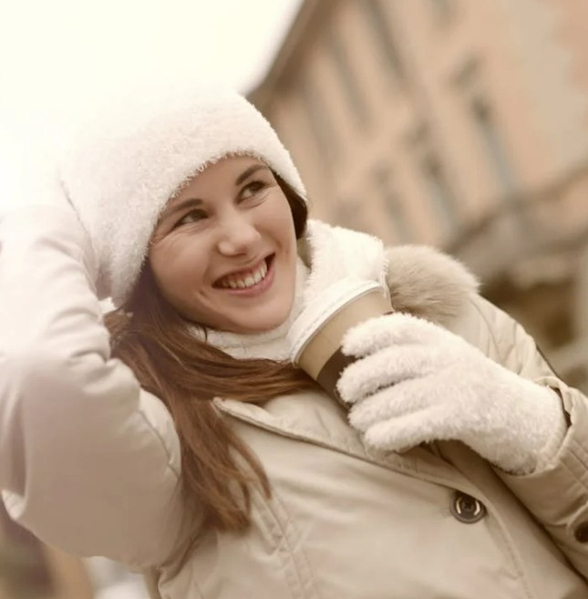 Sourire éclatant avec des fossettes bien visibles sur les joues
