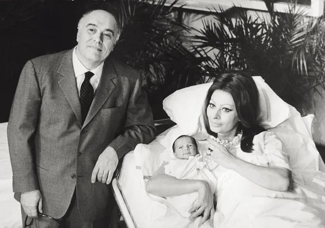 Sophia Loren entourée de ses deux jeunes fils