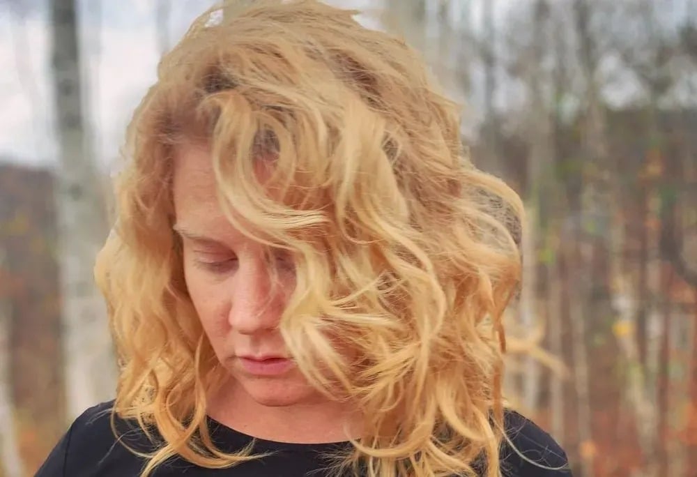 Femme découvrant une nouvelle activité créative avec enthousiasme