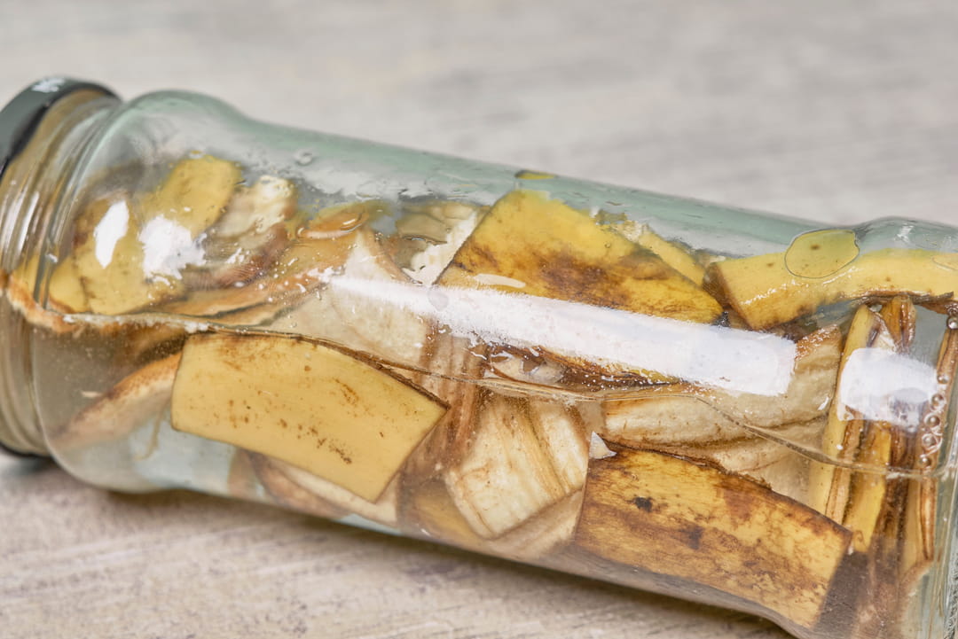 Étapes de préparation du liquide dans un bocal en verre