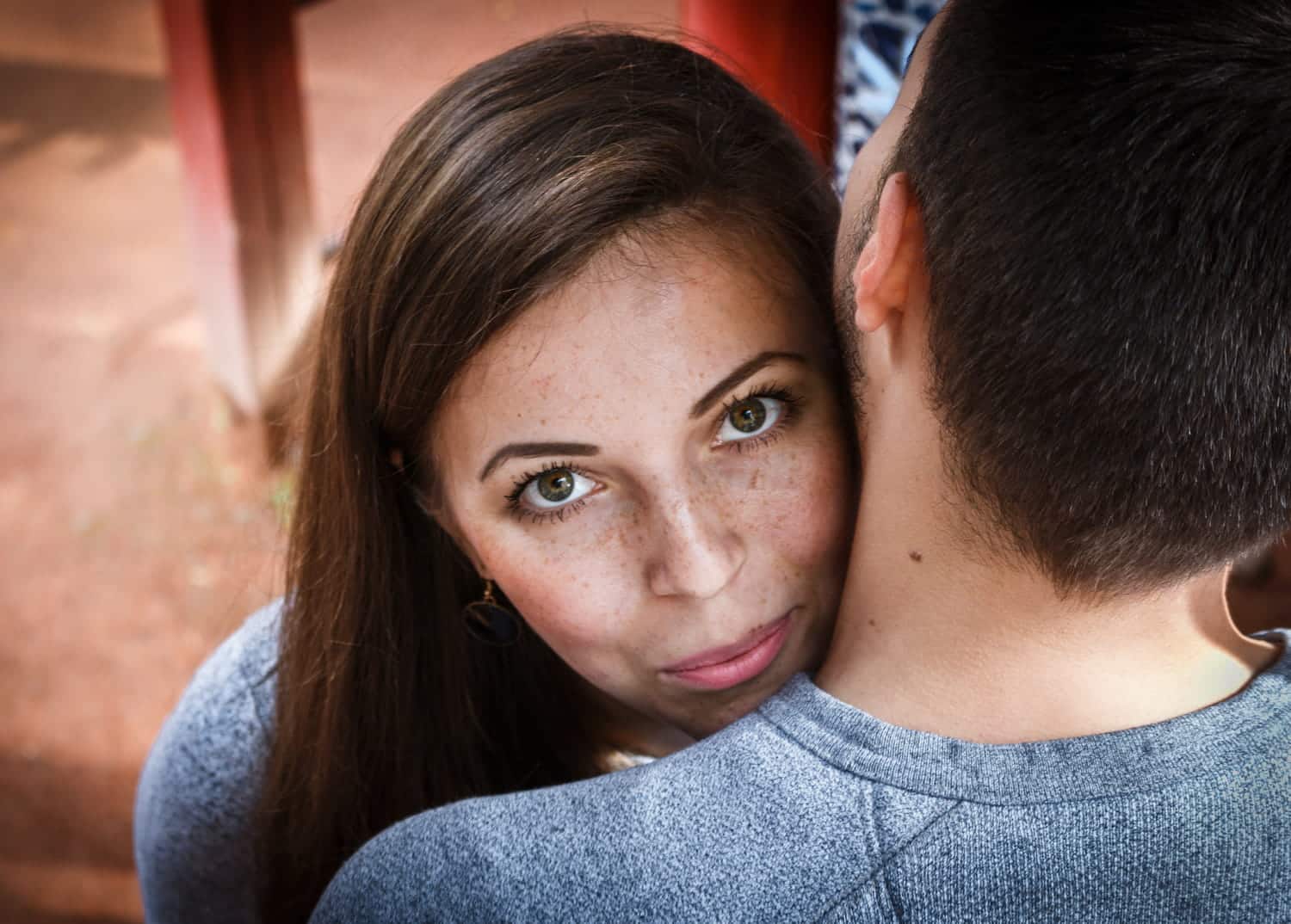 Femme réfléchissant, regard pensif