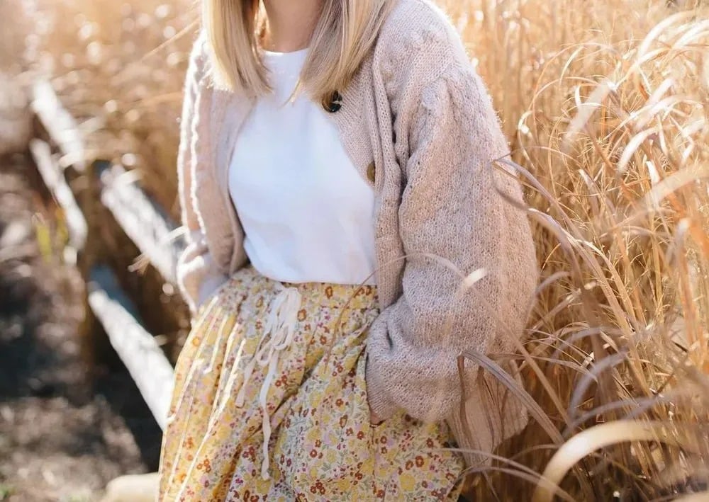 Penderie organisée avec des vêtements tendance et intemporels