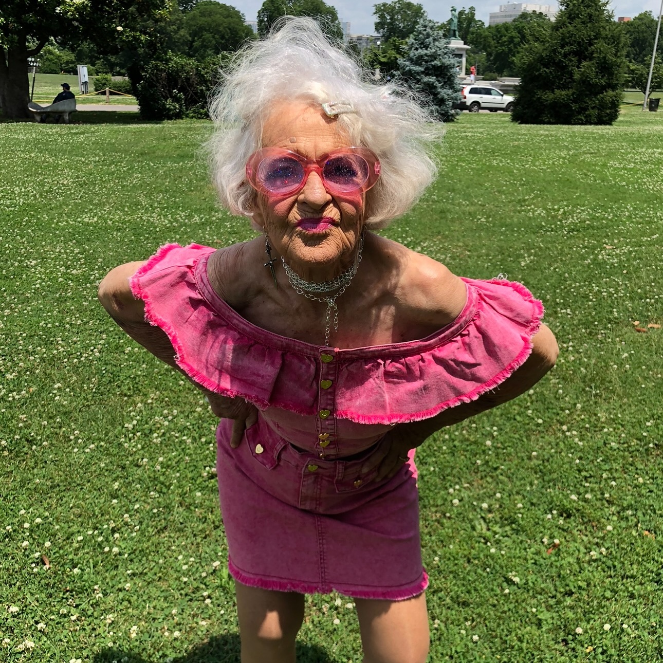 Baddie Winkle souriante, portant une tenue colorée et des accessoires audacieux