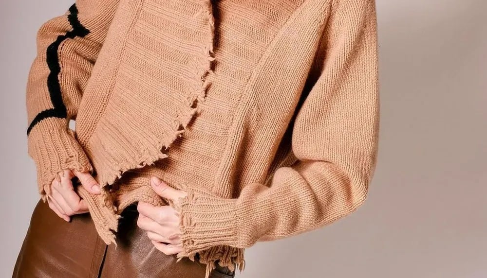 Vêtements de belle qualité et bien entretenus suspendus