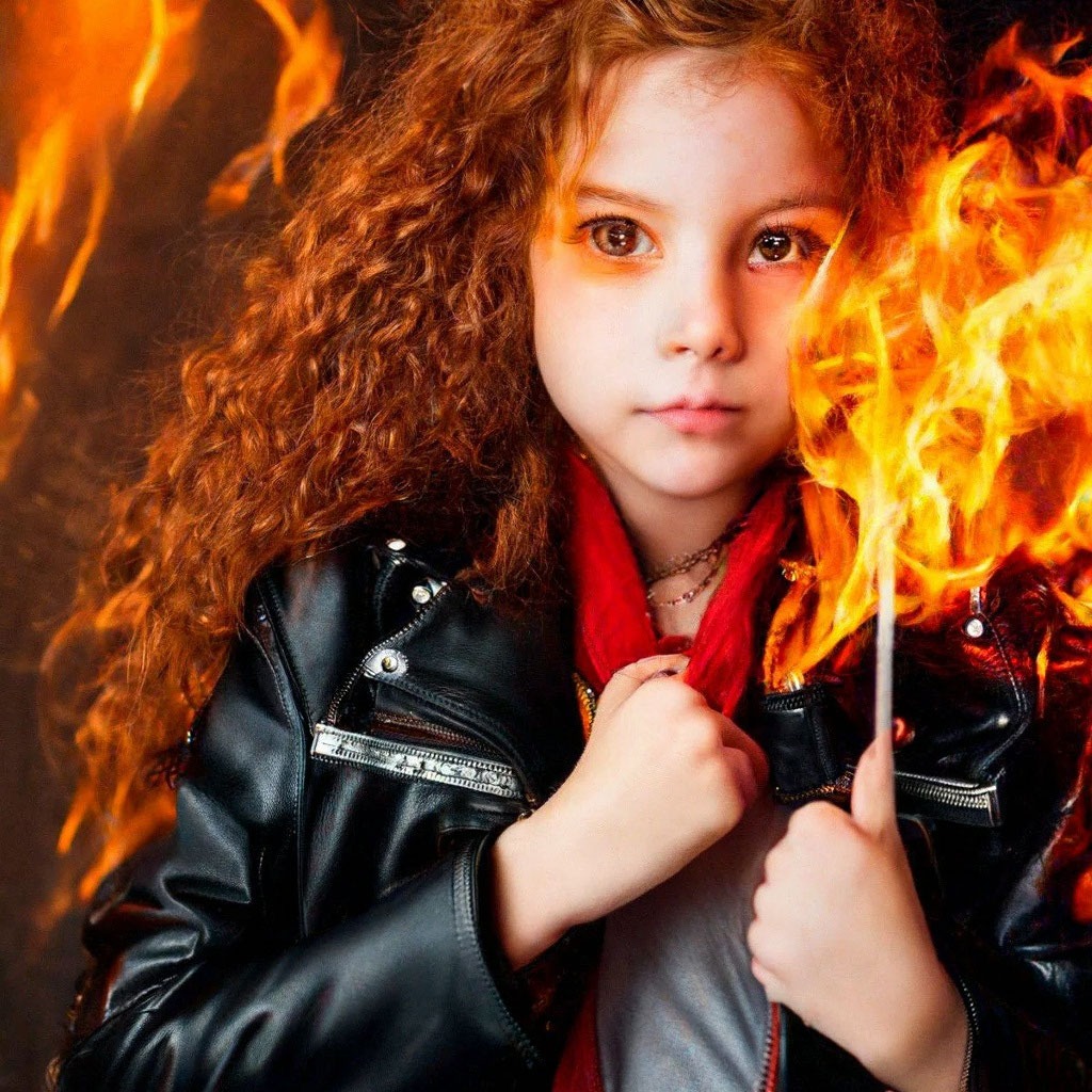 Un père et sa fille souriants, habillés pour une soirée, partageant un moment de complicité