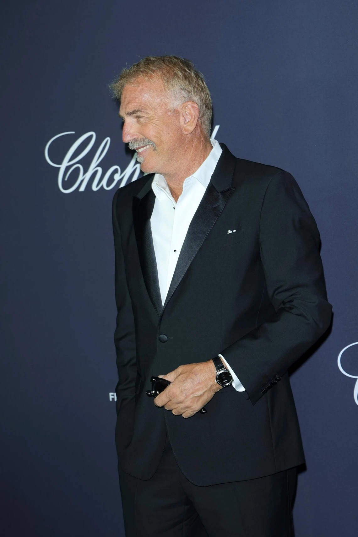 Kevin Costner sur le tapis rouge de Cannes, élégant et souriant