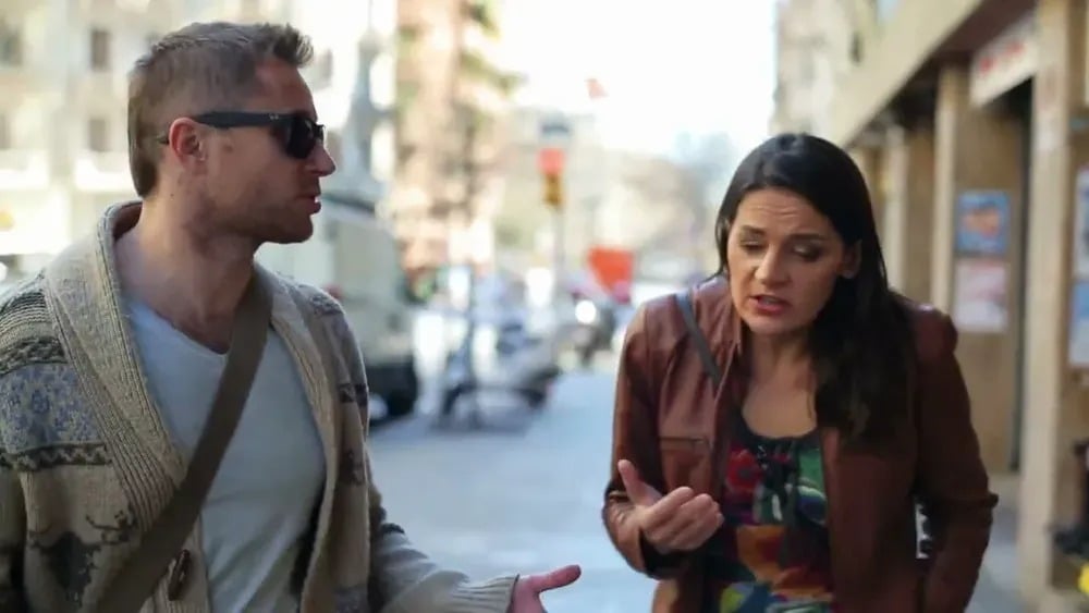 Deux femmes partageant un moment de rire et de complicité