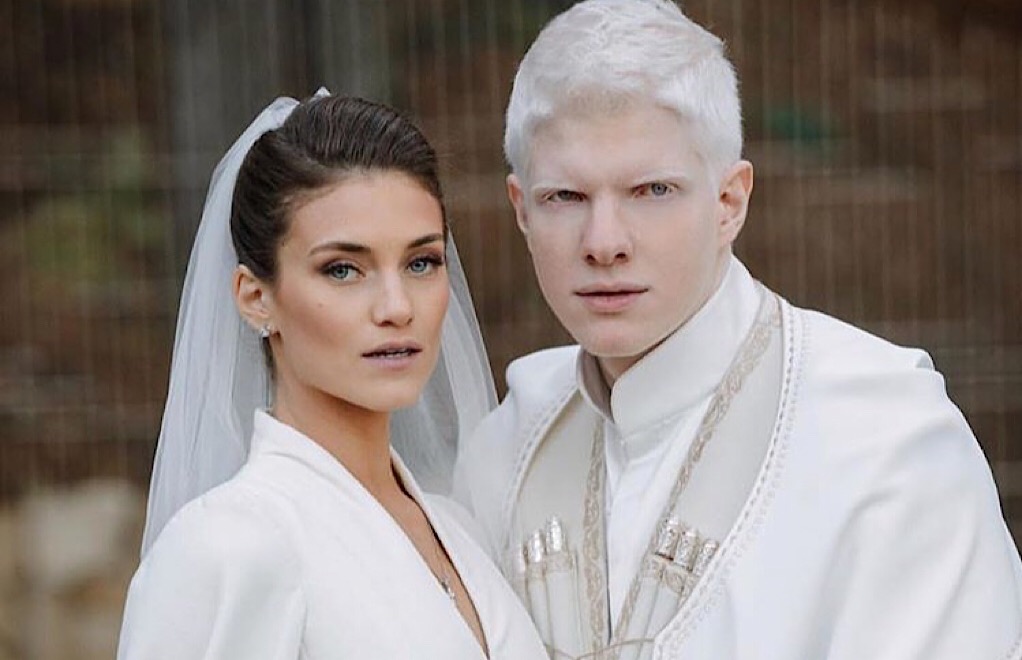 La famille Ivanichvili réunie lors d'un voyage, paysage en arrière-plan