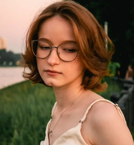 Menton présentant un petit creux ou fente caractéristique