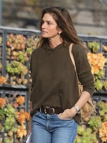 Portrait moderne et serein de Cindy Crawford, symbole de confiance en soi