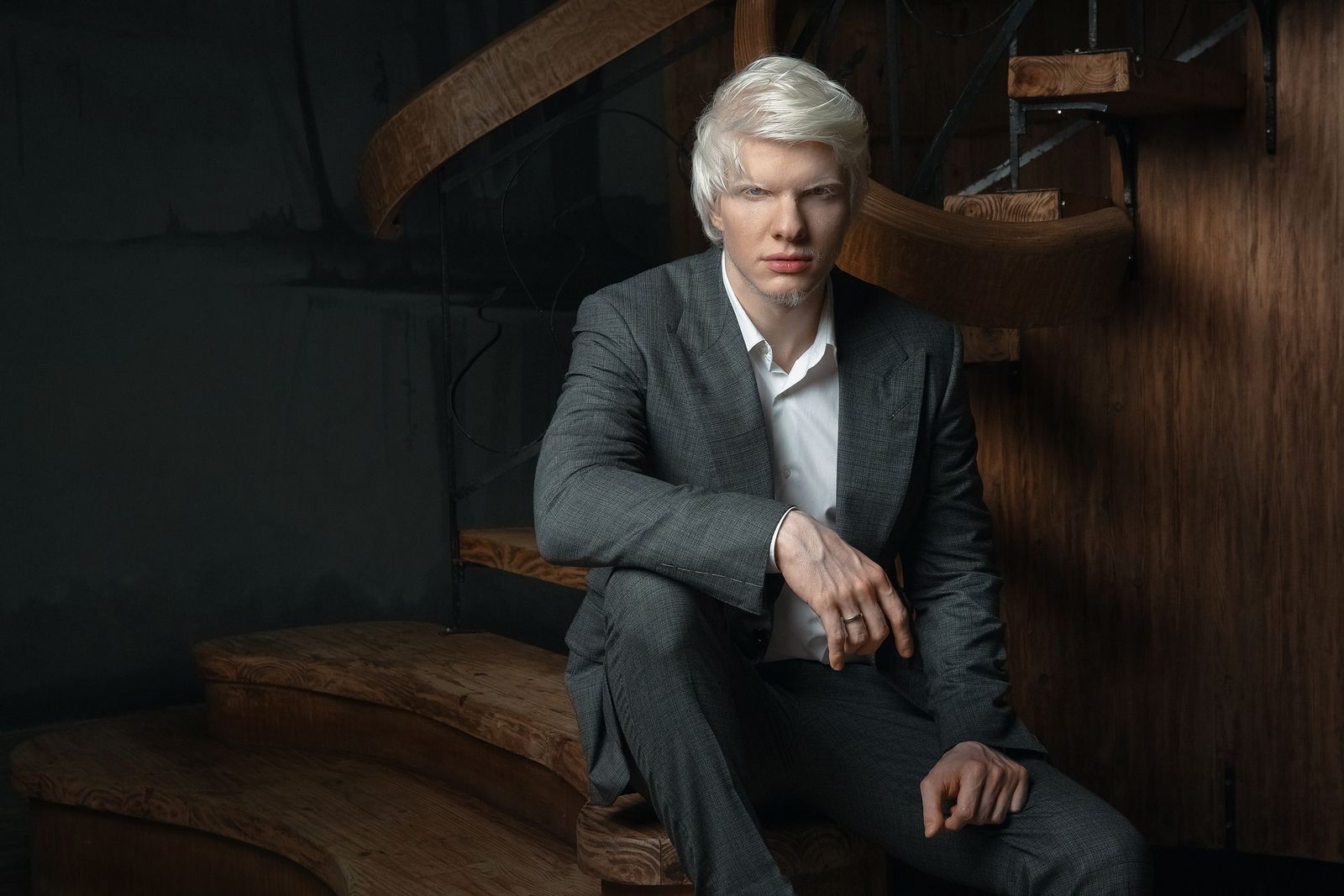 Bera Ivanichvili en concert, concentré sur sa performance musicale