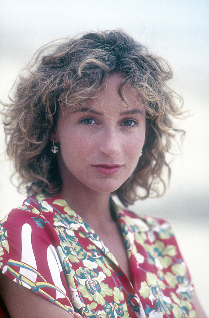 Portrait en noir et blanc de Jennifer Grey, regard pensif