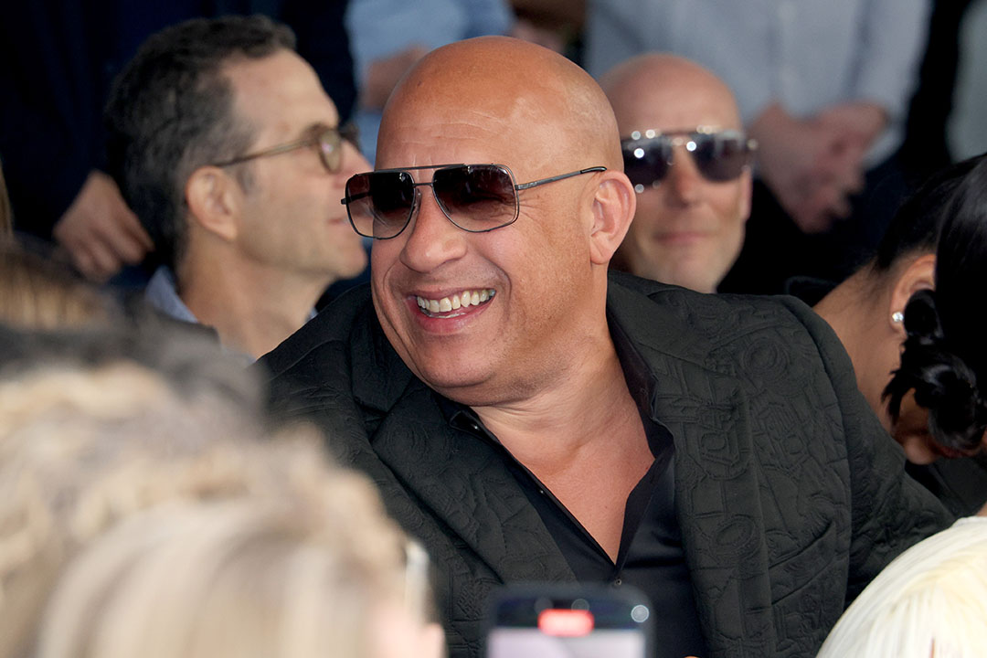 Vin Diesel en costume, souriant lors d'une cérémonie sur le Hollywood Walk of Fame