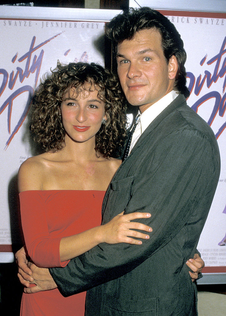 Jennifer Grey souriante, tenant un trophée de danse