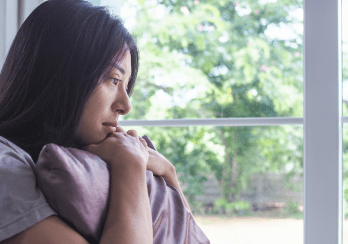 Illustration d'une femme en pleine réflexion, évoquant le phénomène de la rumination