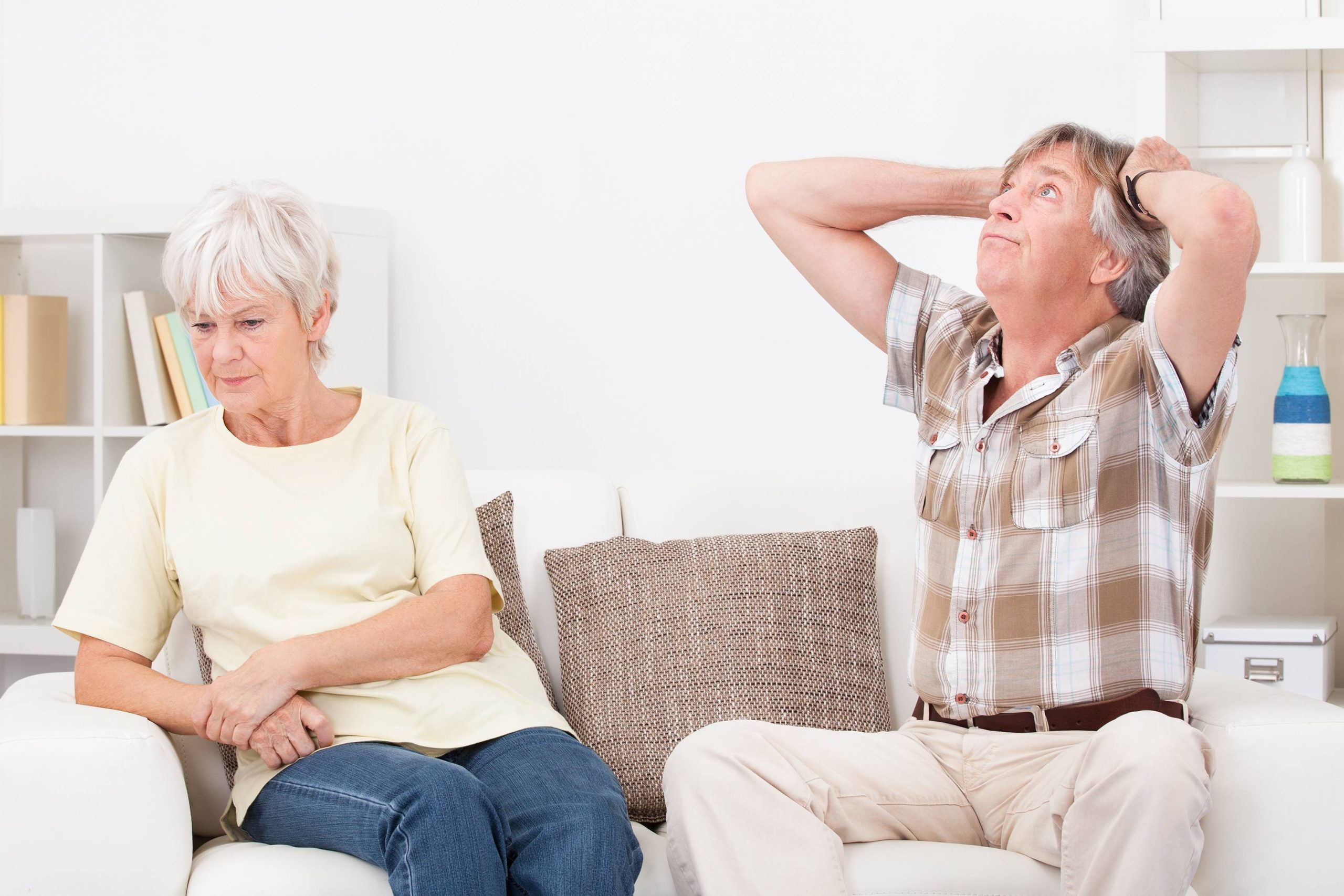 Deux mains d'âge mûr se tenant doucement, symbolisant l'affection mais aussi la difficulté de concilier deux vies bien établies.