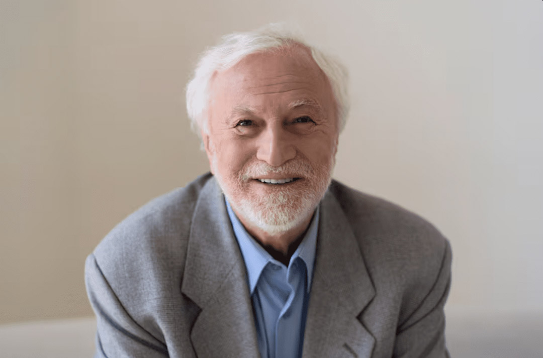 Une personne âgée tenant un verre d'eau, illustrant l'importance de l'hydratation.