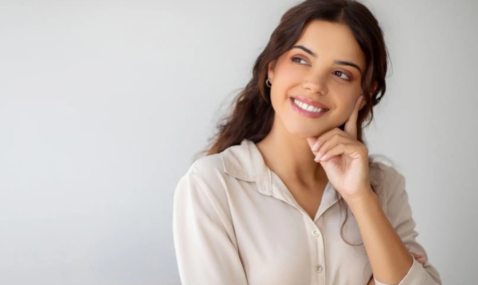 Image d'une lettre manuscrite et de documents officiels sur une table