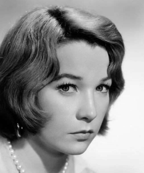 Shirley MacLaine en pleine réflexion, sur un plateau de tournage